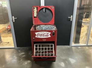 1930 Coca Cola Vending machine