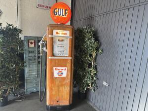 1955 Gilbarco Gulf Benzinepomp