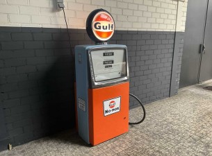 1957 Gulf Benzinepomp
